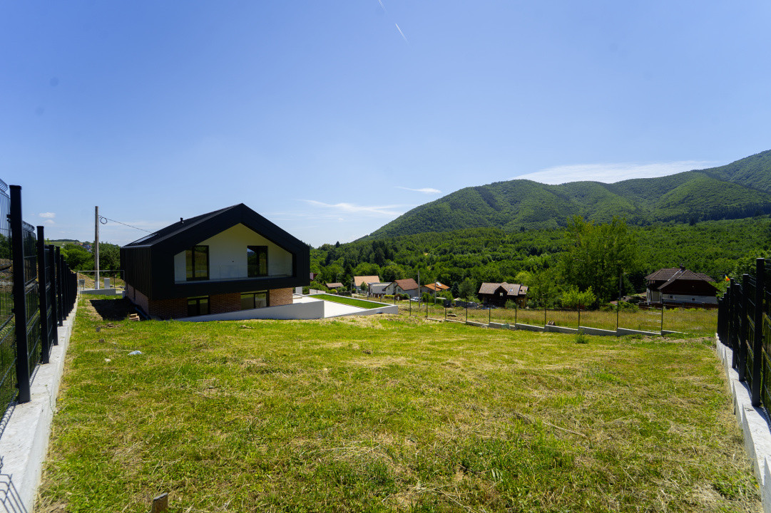 Casă arhitectură modernă cu panoramă spre Munții Făgăraș și Cetatea Cisnădioara 