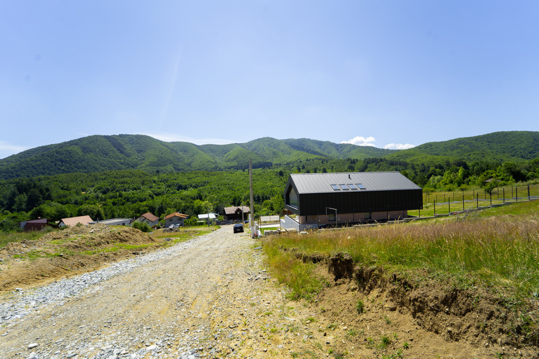 Casă arhitectură modernă cu panoramă spre Munții Făgăraș și Cetatea Cisnădioara 