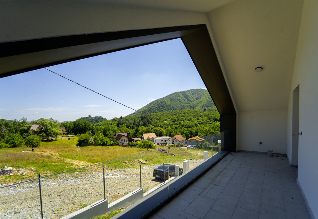 Casă arhitectură modernă cu panoramă spre Munții Făgăraș și Cetatea Cisnădioara 