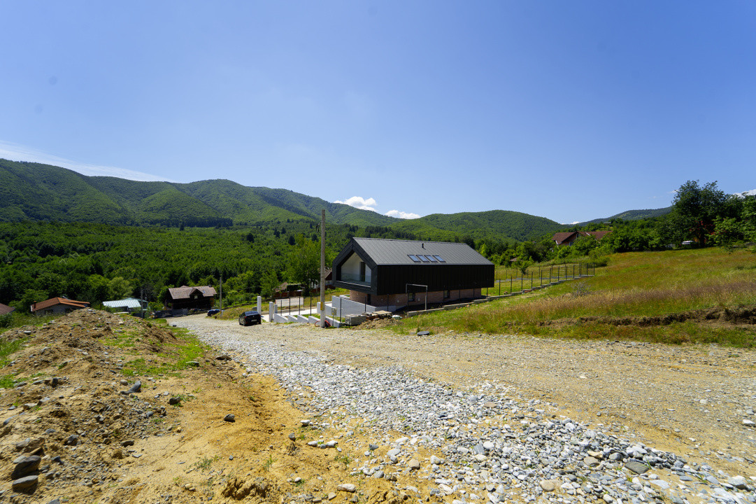 Casă arhitectură modernă cu panoramă spre Munții Făgăraș și Cetatea Cisnădioara 