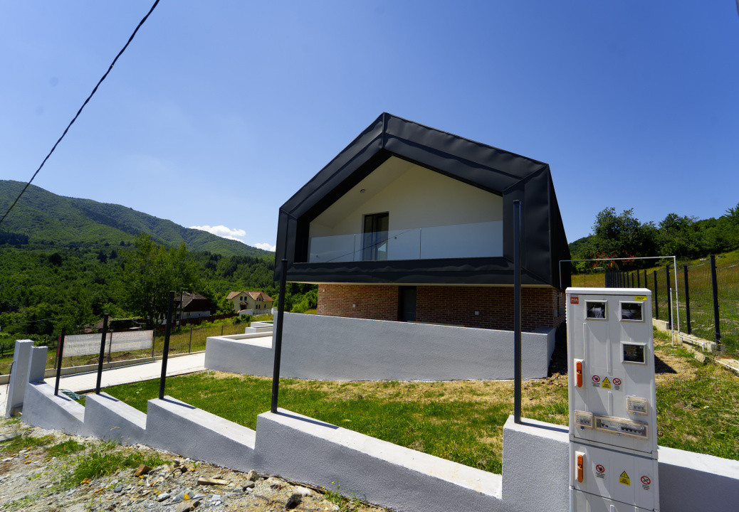 Casă arhitectură modernă cu panoramă spre Munții Făgăraș și Cetatea Cisnădioara 