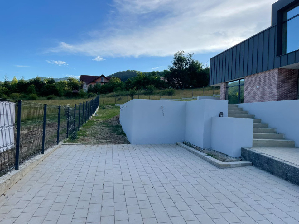 Casă arhitectură modernă cu panoramă spre Munții Făgăraș și Cetatea Cisnădioara 