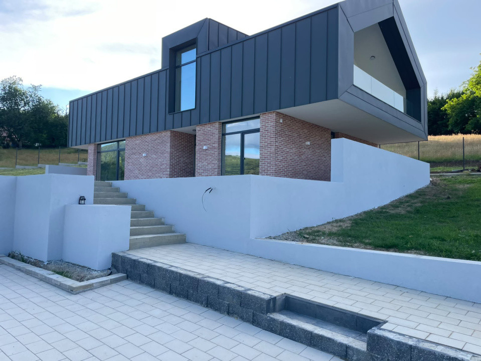 Casă arhitectură modernă cu panoramă spre Munții Făgăraș și Cetatea Cisnădioara 