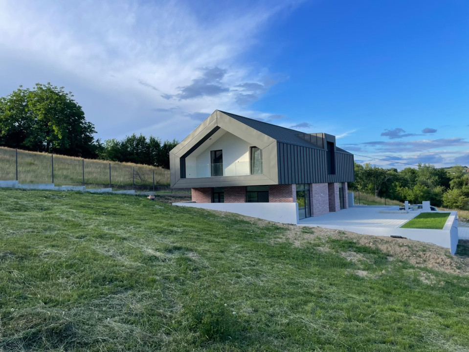 Casă arhitectură modernă cu panoramă spre Munții Făgăraș și Cetatea Cisnădioara 