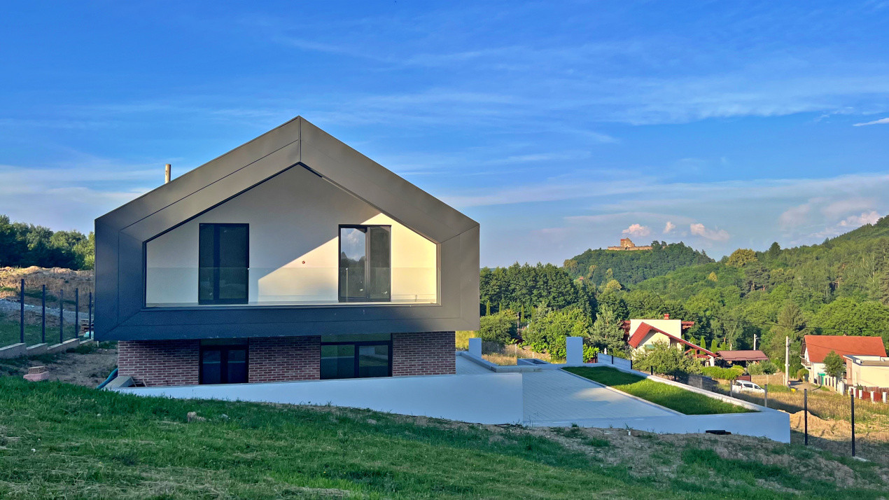 Casă arhitectură modernă cu panoramă spre Munții Făgăraș și Cetatea Cisnădioara 