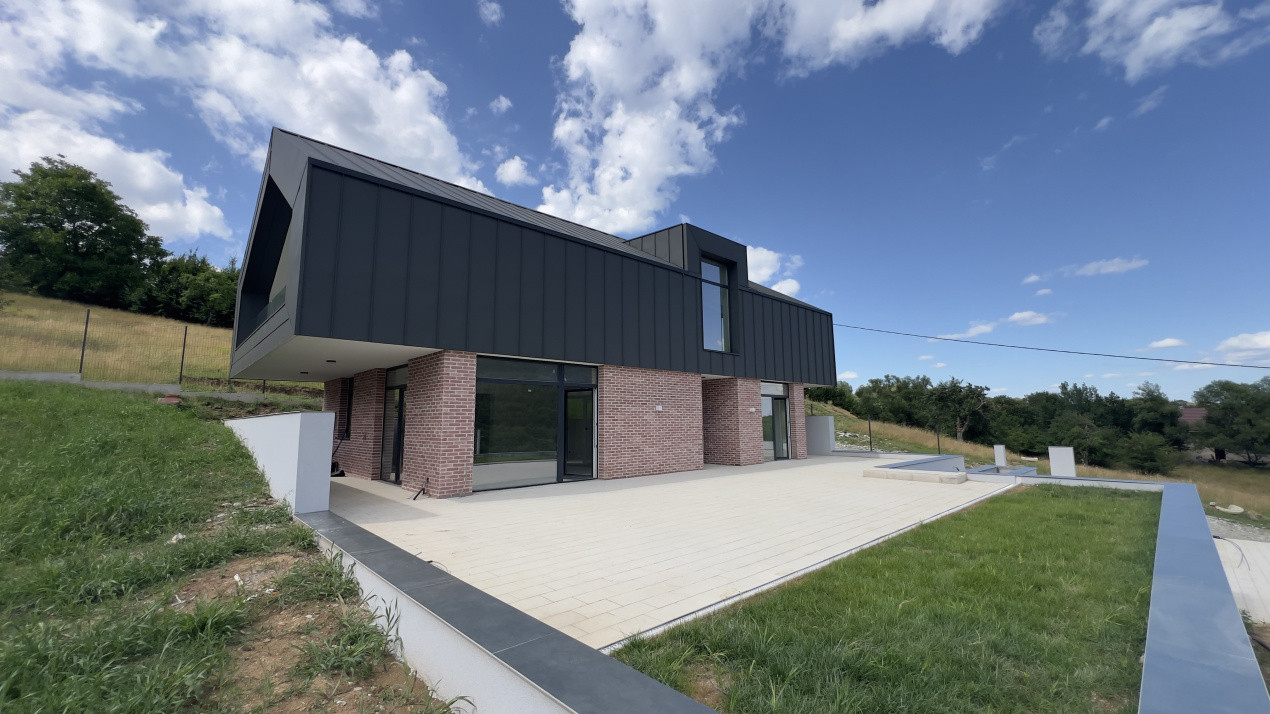 Casă arhitectură modernă cu panoramă spre Munții Făgăraș și Cetatea Cisnădioara 