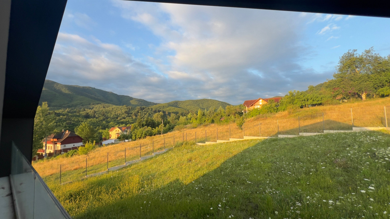 Casă arhitectură modernă cu panoramă spre Munții Făgăraș și Cetatea Cisnădioara 