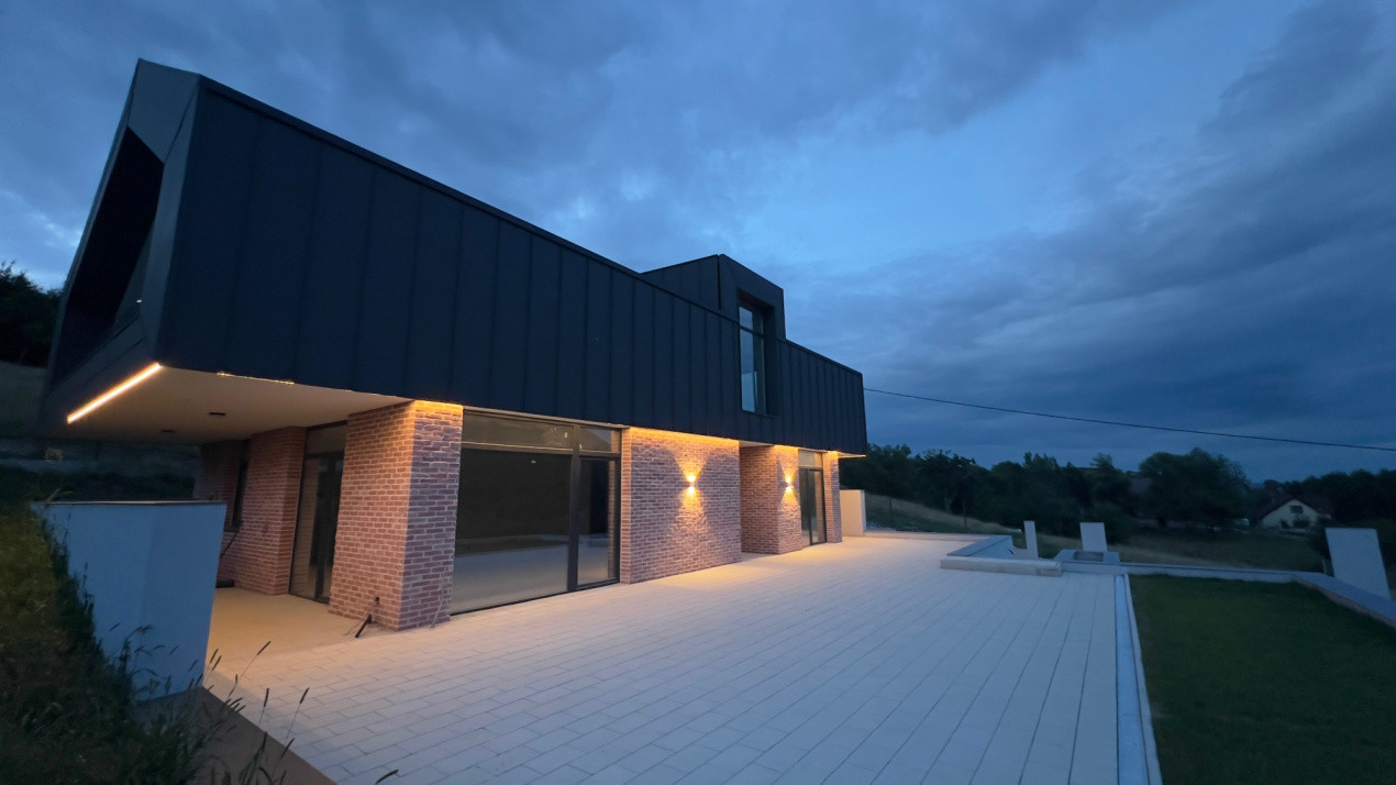 Casă arhitectură modernă cu panoramă spre Munții Făgăraș și Cetatea Cisnădioara 