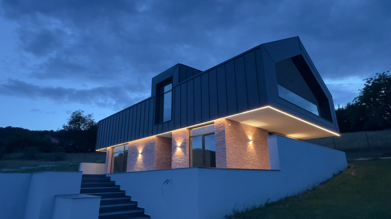 Casă arhitectură modernă cu panoramă spre Munții Făgăraș și Cetatea Cisnădioara 
