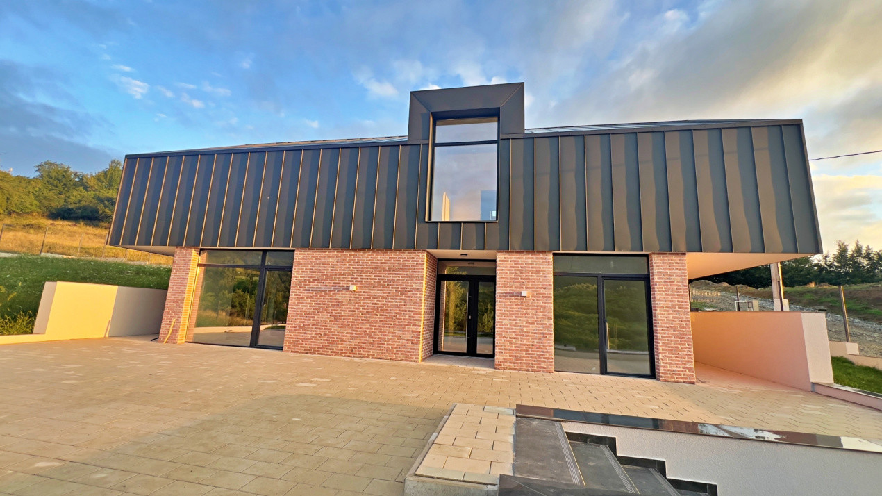 Casă arhitectură modernă cu panoramă spre Munții Făgăraș și Cetatea Cisnădioara 