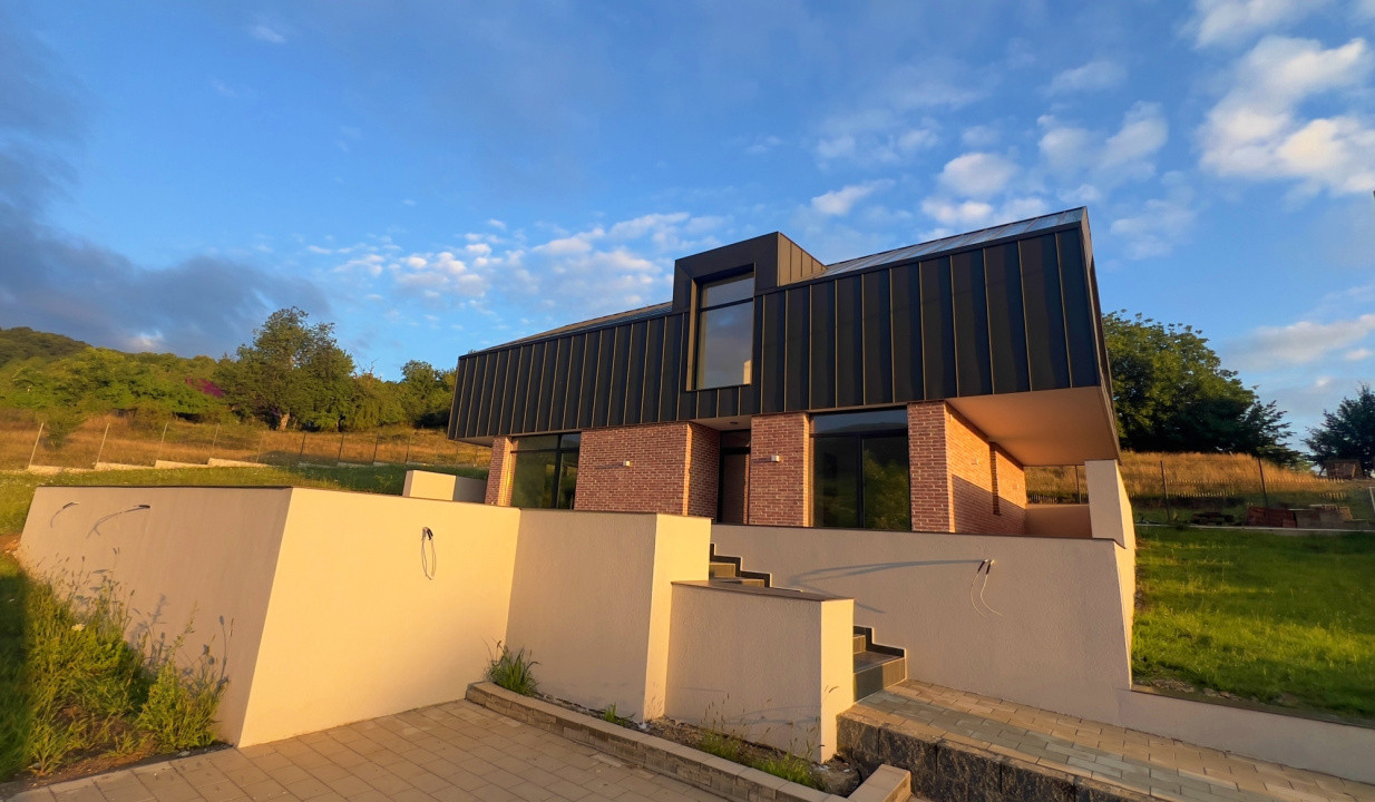 Casă arhitectură modernă cu panoramă spre Munții Făgăraș și Cetatea Cisnădioara 
