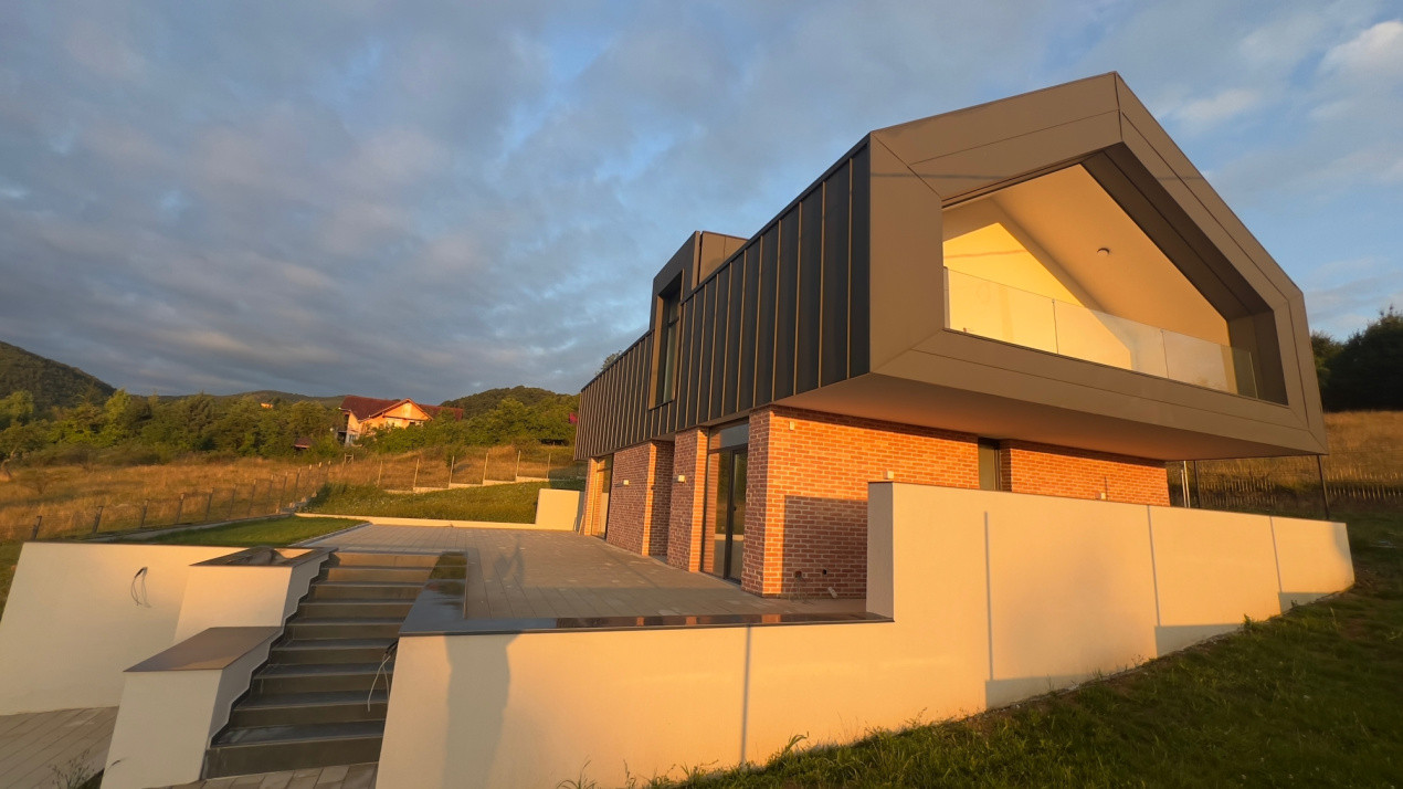Casă arhitectură modernă cu panoramă spre Munții Făgăraș și Cetatea Cisnădioara 