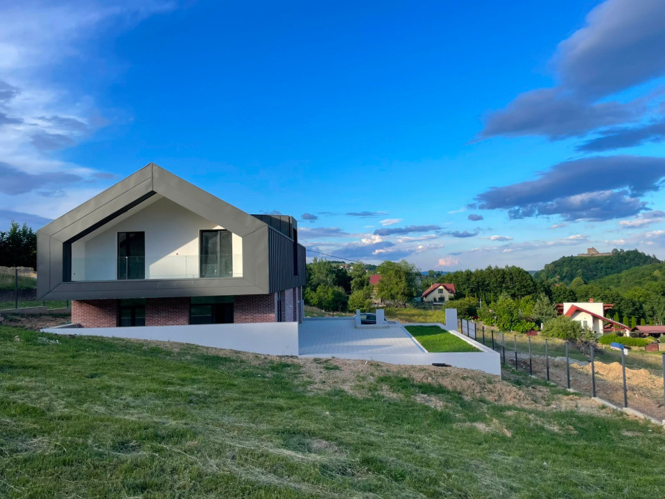 Casă arhitectură modernă cu panoramă spre Munții Făgăraș și Cetatea Cisnădioara 