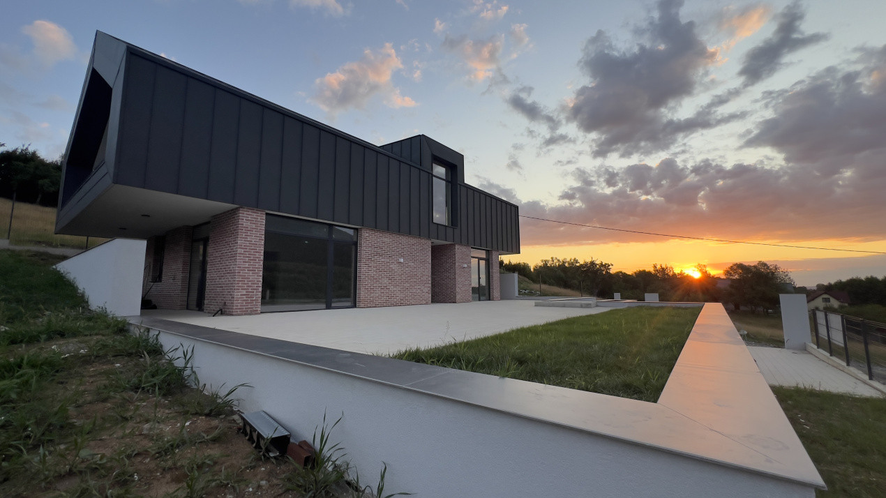 Casă arhitectură modernă cu panoramă spre Munții Făgăraș și Cetatea Cisnădioara 