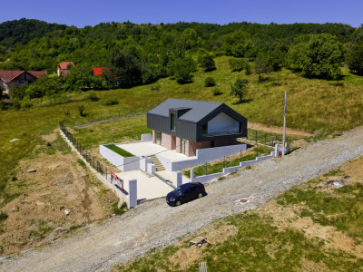 Casă arhitectură modernă cu panoramă spre Munții Făgăraș și Cetatea Cisnădioara 