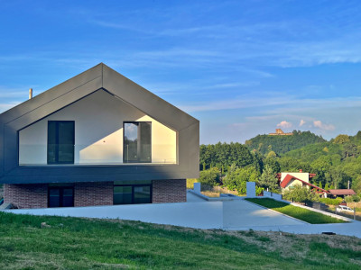 Casă arhitectură modernă cu panoramă spre Munții Făgăraș și Cetatea Cisnădioara 