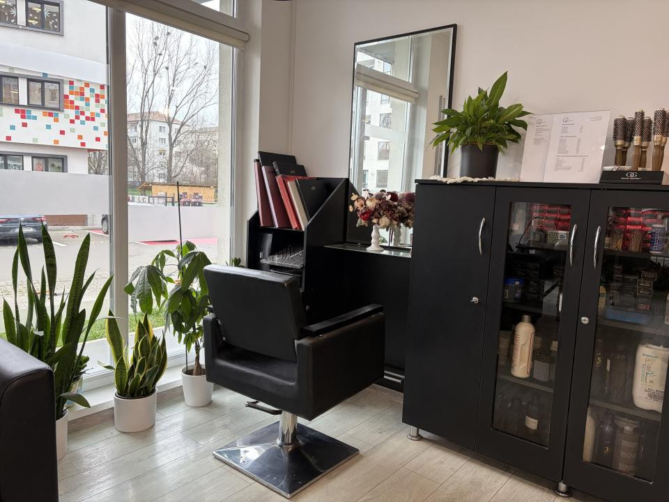 Închiriere post de lucru coafor / frizerie 