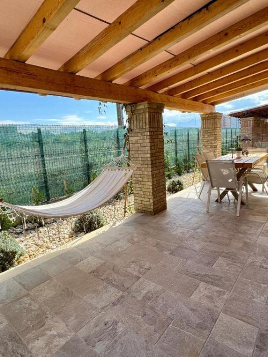 Casă premium lângă Coresi | 160 mp, curte, finisaje deosebite