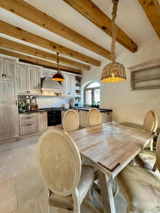 Casă premium lângă Coresi | 160 mp, curte, finisaje deosebite