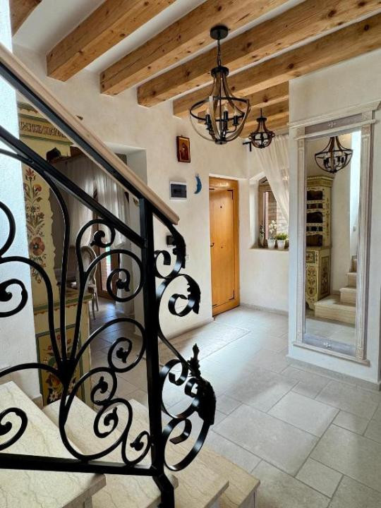 Casă premium lângă Coresi | 160 mp, curte, finisaje deosebite