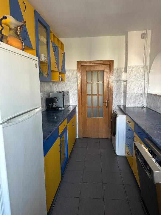 Apartament  4 camere transformat in 3 camere Calea Bucuresti. Macdonald's