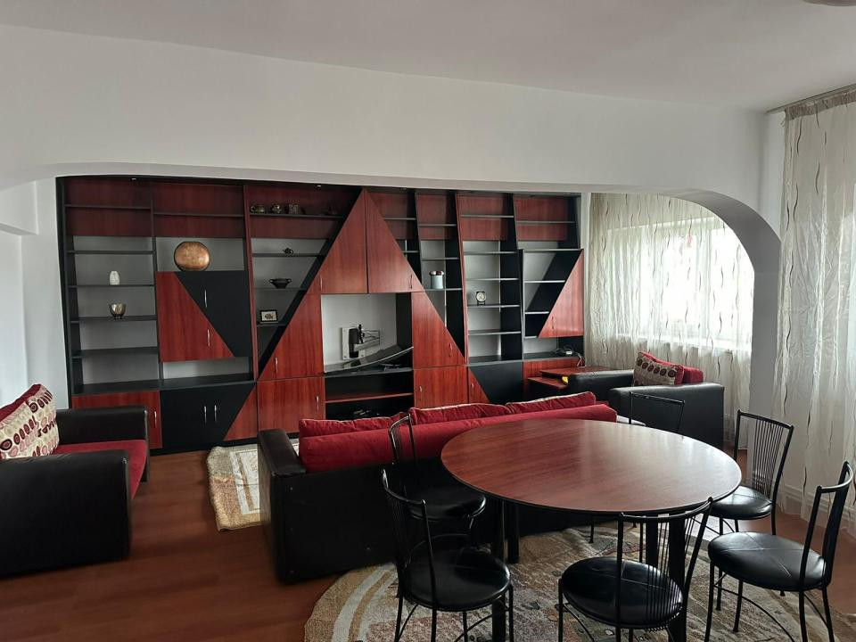 Apartament  4 camere transformat in 3 camere Calea Bucuresti. Macdonald's