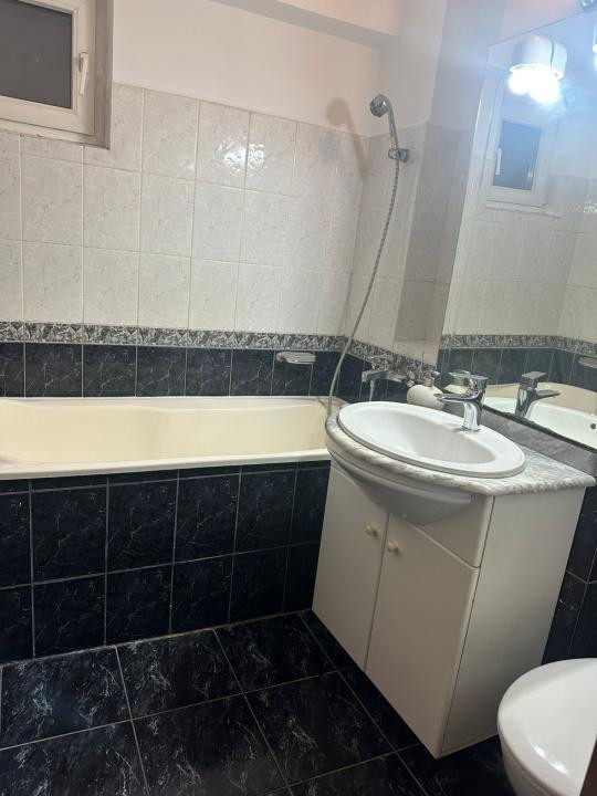 Apartament  4 camere transformat in 3 camere Calea Bucuresti. Macdonald's