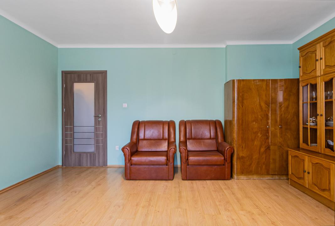 Garsonieră spatioasa - 48mp utili - Pietonala Racadau - parcare+gradina