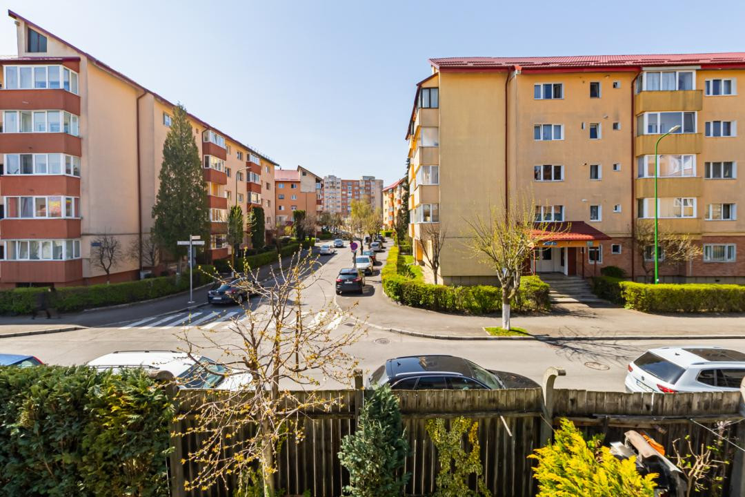 Garsonieră spatioasa - 48mp utili - Pietonala Racadau - parcare+gradina