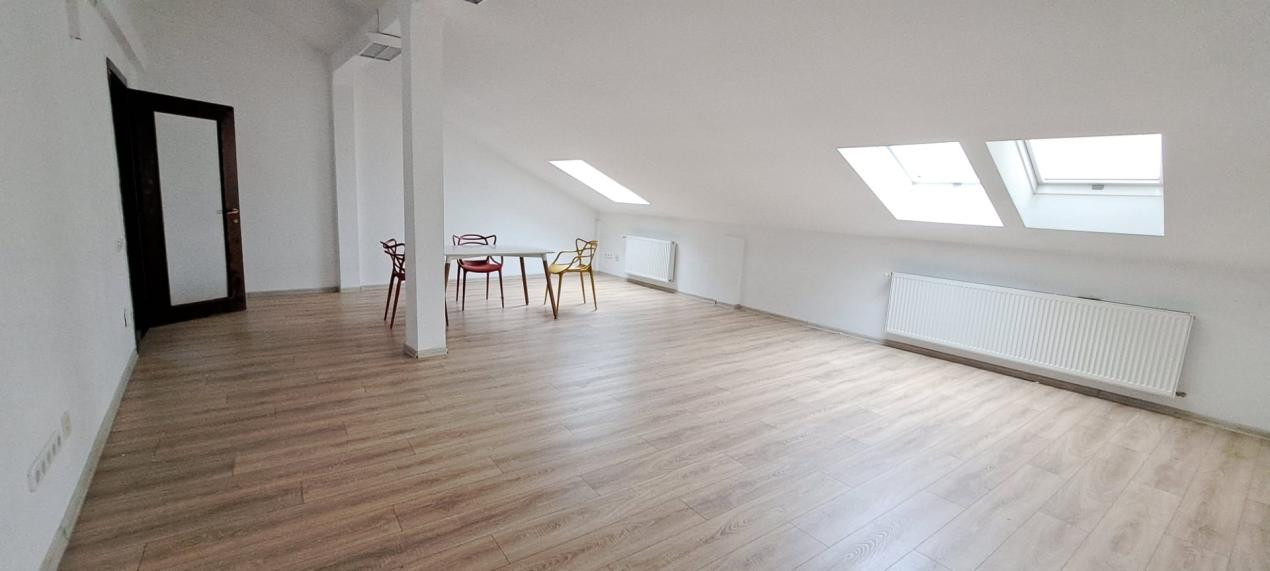 Spatiu de birouri , ultracentral , 90mp , 2 camere, hol, 1 baie.