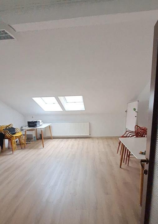 Spatiu de birouri , ultracentral , 90mp , 2 camere, hol, 1 baie.