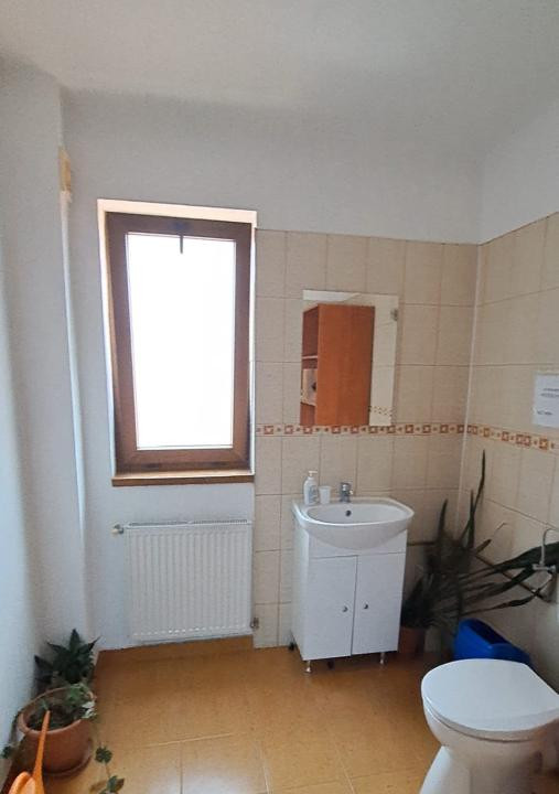 Spatiu de birouri , ultracentral , 90mp , 2 camere, hol, 1 baie.