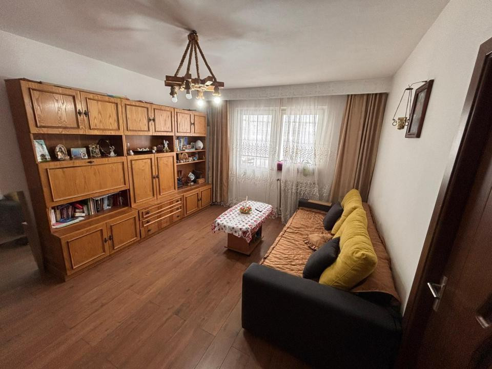 Apartament 3 camere de vanzare - Victoria, Brasov