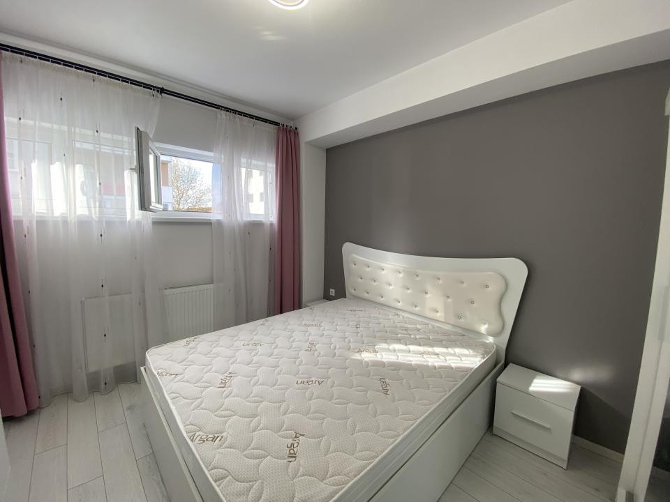 Apartament modert si spatios 3 camere de inchiriat cu balcon - terasa