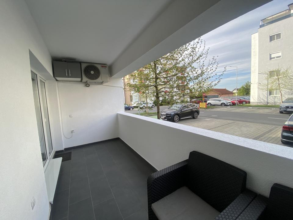 Apartament modert si spatios 3 camere de inchiriat cu balcon - terasa