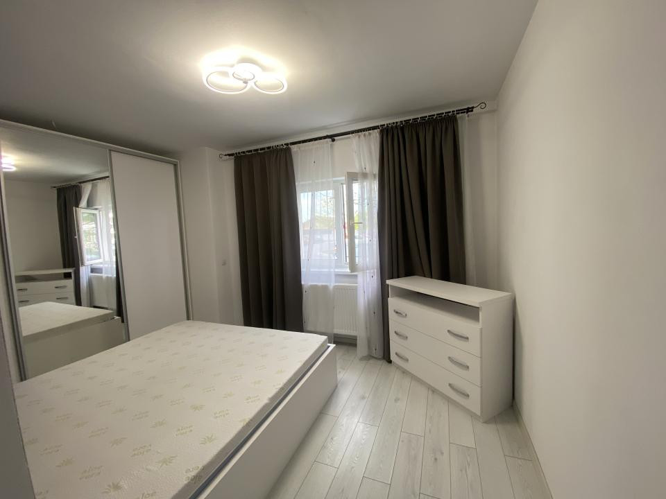 Apartament modert si spatios 3 camere de inchiriat cu balcon - terasa
