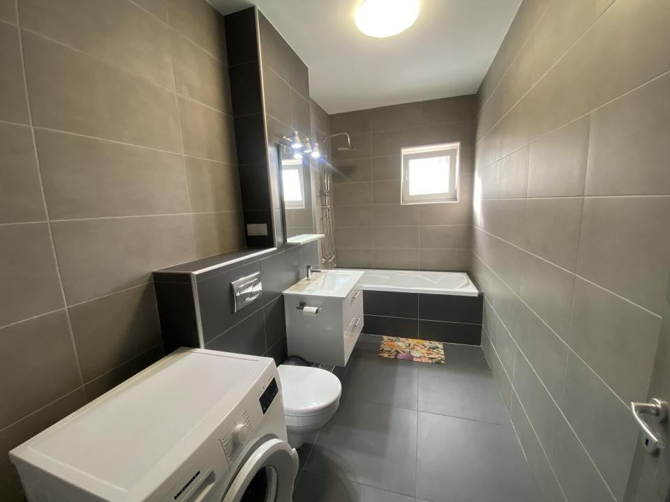 Apartament modert si spatios 3 camere de inchiriat cu balcon - terasa