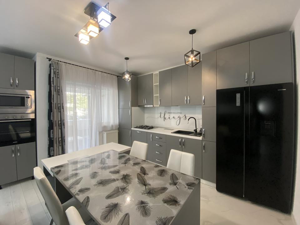 Apartament modert si spatios 3 camere de inchiriat cu balcon - terasa