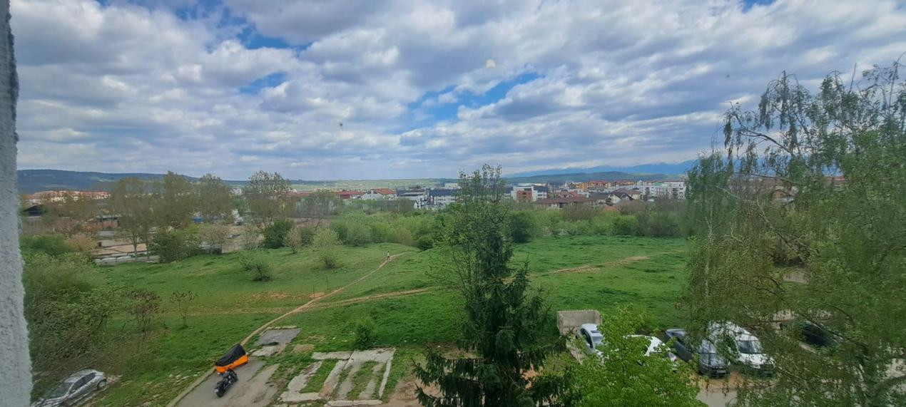 Apartament 2 camere , decomandate , bucatarie separata , balcon logie