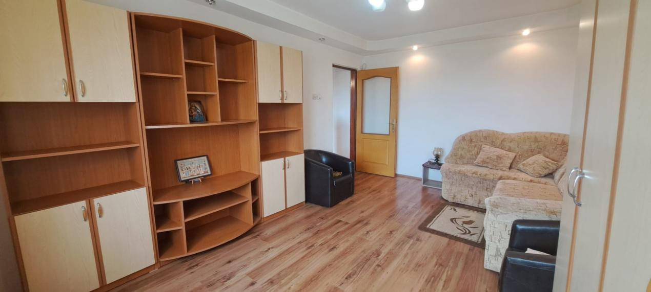 Apartament 2 camere , decomandate , bucatarie separata , balcon logie