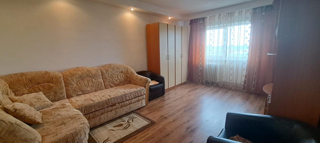 Apartament 2 camere , decomandate , bucatarie separata , balcon logie