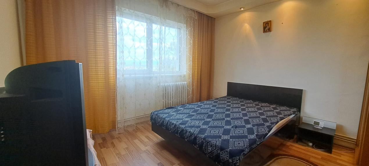 Apartament 2 camere , decomandate , bucatarie separata , balcon logie