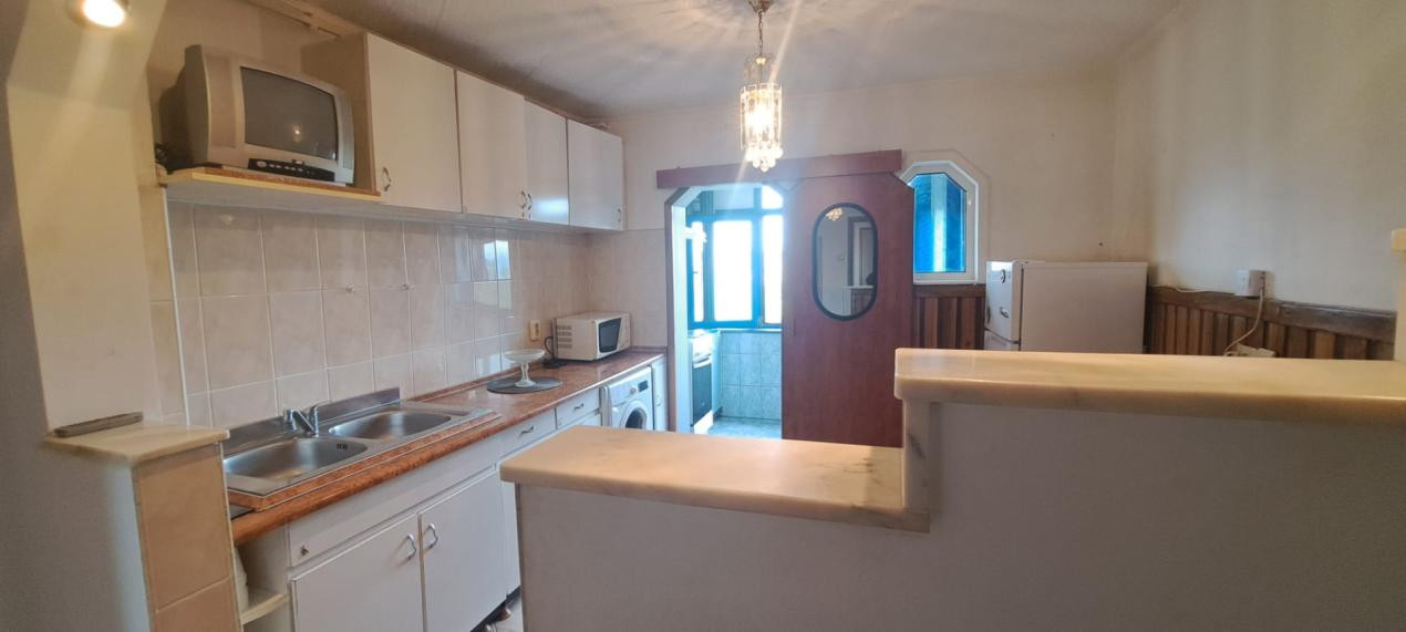 Apartament 2 camere , decomandate , bucatarie separata , balcon logie