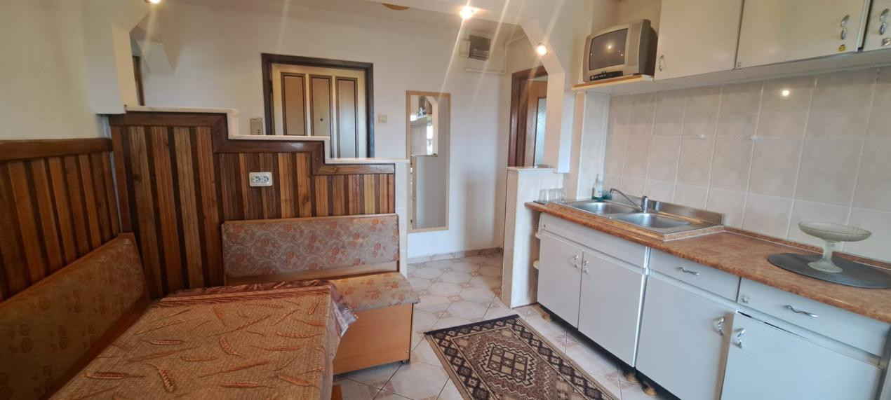 Apartament 2 camere , decomandate , bucatarie separata , balcon logie