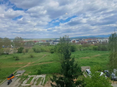 Apartament 2 camere , decomandate , bucatarie separata , balcon logie