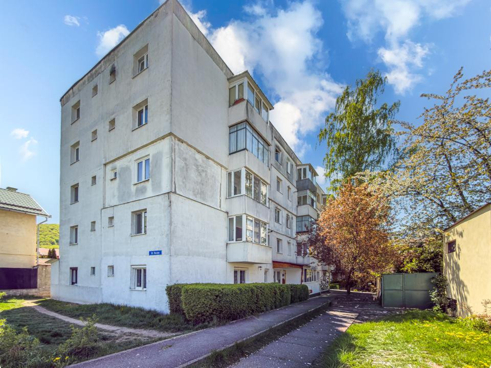Apartament cu doua camere mobilat-utilat,  cu priveliste catre munte
