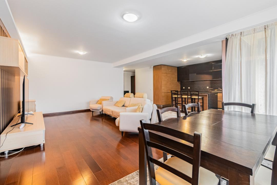 Închiriere apartament 4 camere, acces la parcare cu barieră, strada De Mijloc
