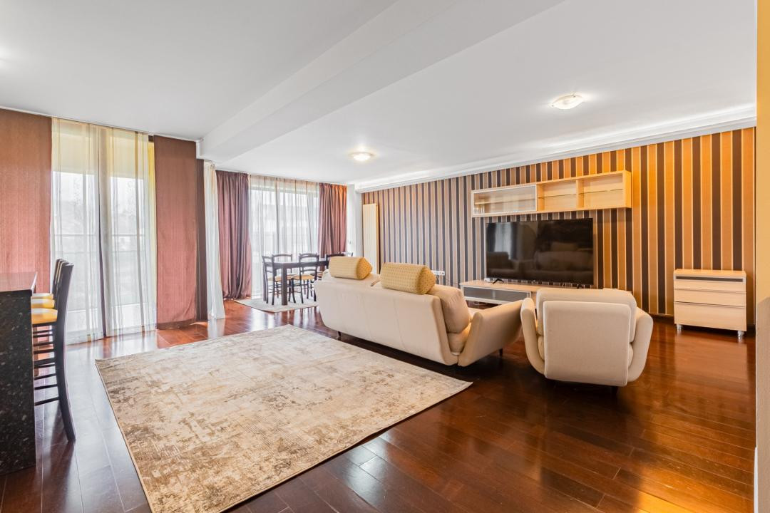 Închiriere apartament 4 camere, acces la parcare cu barieră, strada De Mijloc