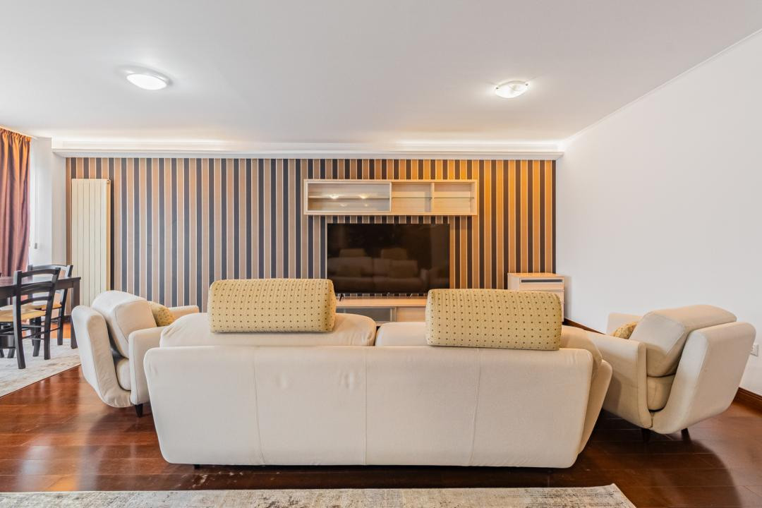 Închiriere apartament 4 camere, acces la parcare cu barieră, strada De Mijloc