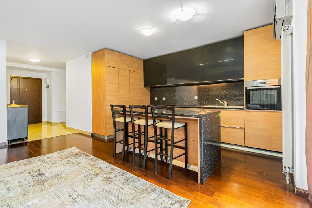Închiriere apartament 4 camere, acces la parcare cu barieră, strada De Mijloc